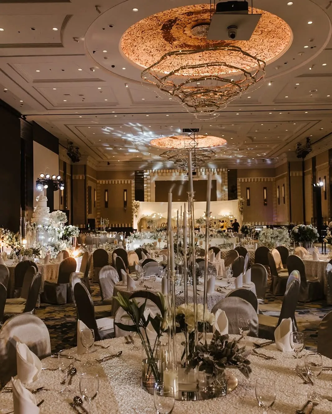 Grand Ballroom Chandelier | กรุงไทยไล้ท์ติ้ง ร้านขายโคมไฟระย้าคริสตัล แต่งห้องหรู ได้ทุกสไตล์