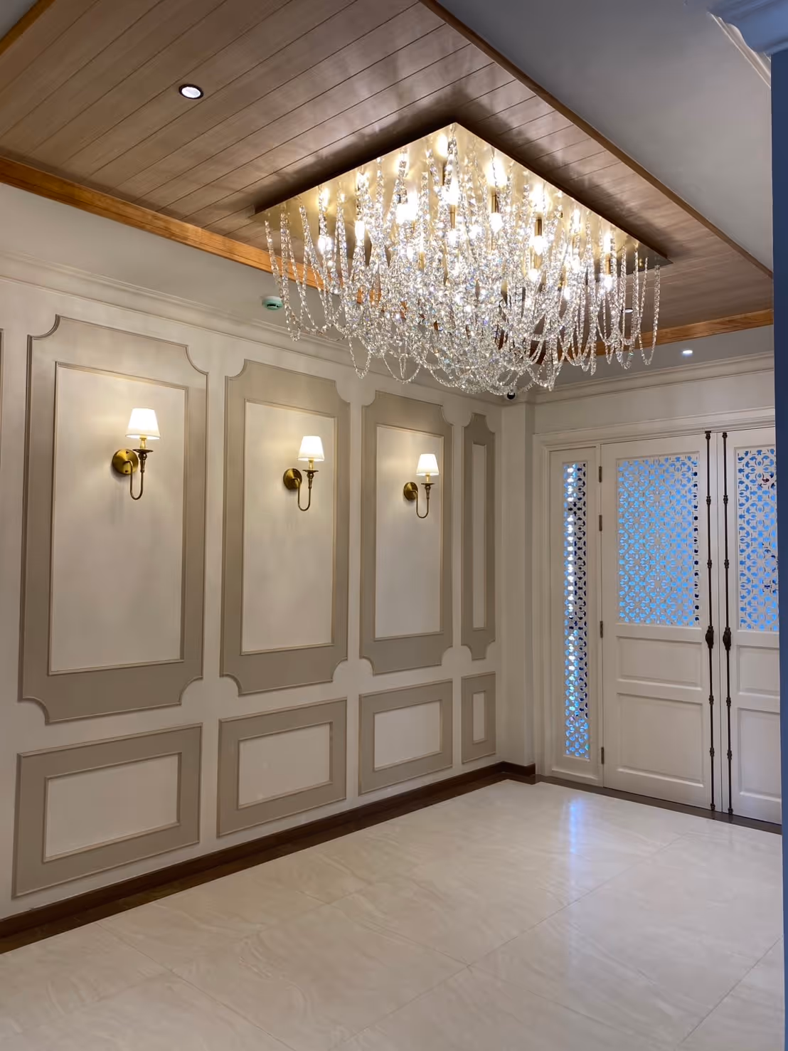 ผู้ผลิตโคมไฟคริสตัล | กรุงไทยไล้ท์ติ้ง ร้านขายโคมไฟระย้าคริสตัล แต่งห้องหรู ได้ทุกสไตล์